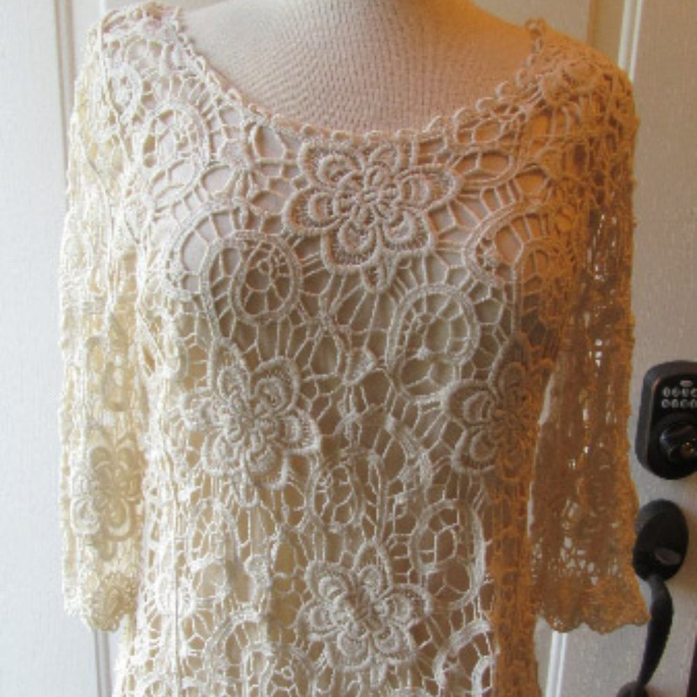 NWT crocheted lace ivory top with attached tank lining and 3/4 sleeves in M